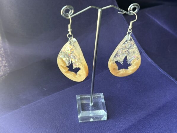 These leaf-shaped teardrop dangle earrings are made of clear resin and chunky glitter for a bold sparkle. Lightweight, handmade, and perfect for gifts or festivals.